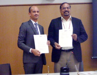 Signing of LoA by SCOSTEP President (N. Gopalswamy; right) and WDS-IPO Executive Director (M. Mokrane; left) 
